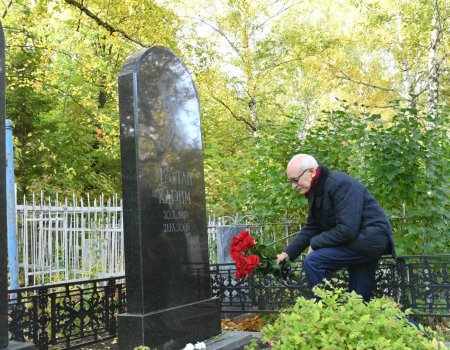 Рустэм Хамитов возложил цветы к могиле Мустая Карима
