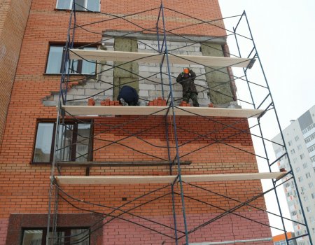 На улице Дагестанской в Уфе восстанавливают облицовку фасада жилого дома