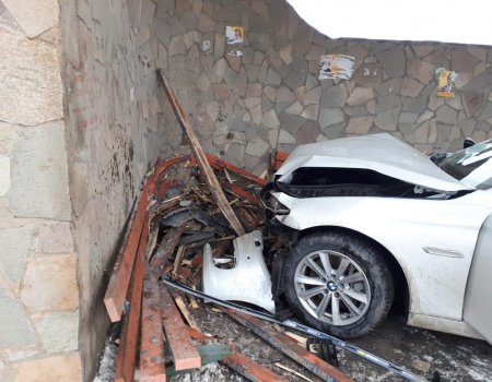 В Башкирии водитель BMW врезался в остановку общественного транспорта