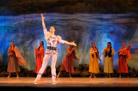 Радий Хабиров посетил в Уфе балет «Журавлиная песнь»
