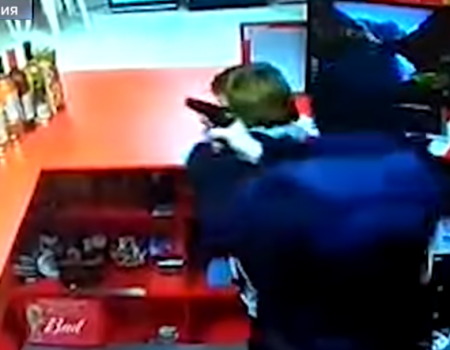 Как в фильмах про гангстеров: В Уфе мужчина с пистолетом напал на продавца круглосуточного магазина