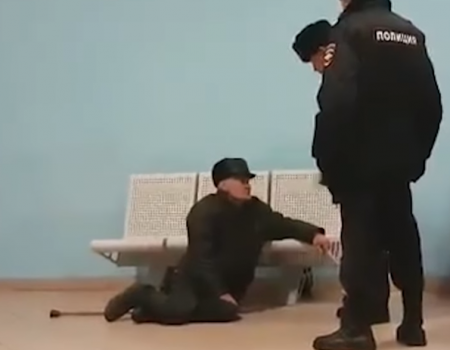 В Башкортостане уволили полицейского, скинувшего пенсионера со скамейки на вокзале