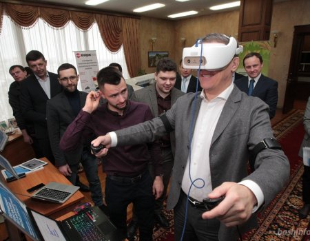 Радию Хабирову показали беспилотный летательный аппарат и виртуальную реальность