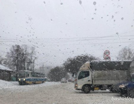Из-за обильного снегопада в Уфе ограничили въезд грузового транспорта