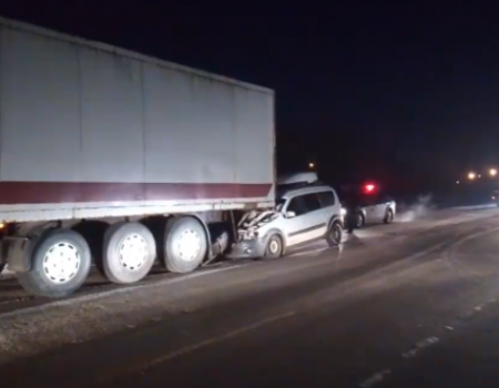 В Башкортостане грузовик два километра тащил врезавшийся в него «Ларгус»
