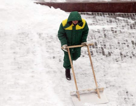 В Уфе школьников вместо физкультуры отправили убирать снег