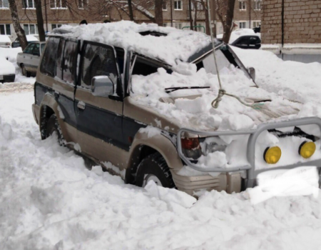 В Башкортостане рухнувшая с крыши глыба льда разбила внедорожник