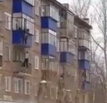В Башкортостане мужчина выпал с балкона четвертого этажа - ВИДЕО