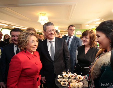 Валентина Матвиенко посетила выставку, посвященную 100-летию Башкортостана