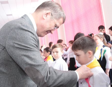 В самой большой школе Башкортостана детей приняли в пионеры