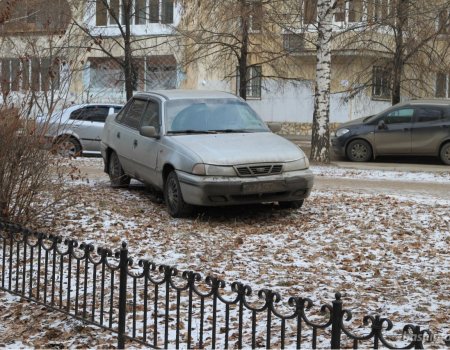В Башкортостане ввели штрафы за парковку на газонах и детских площадках