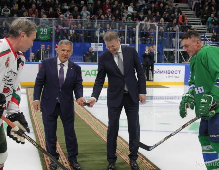 Радий Хабиров и Рустам Минниханов произвели символическое вбрасывание на матче ветеранов