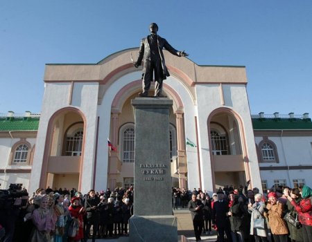В Уфе на площади перед театром «Нур» появился памятник татарскому поэту Габдулле Тукаю