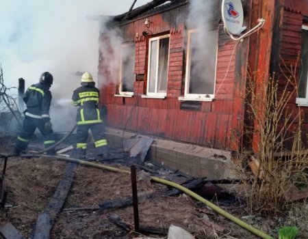 В Уфе на улице Уральской загорелись сразу два дома