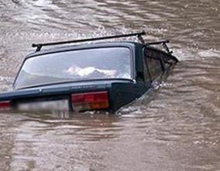 В Башкортостане 73-летний водитель выжил после падения автомобиля в пруд
