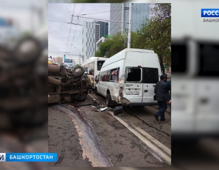 В массовой аварии в Уфе столкнулись маршрутные автобусы: пострадавших госпитализировали