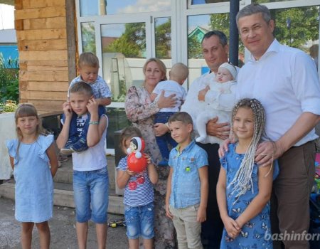 Радий Хабиров в многодетной семье Шабалиных: Я приехал пообщаться с друзьями