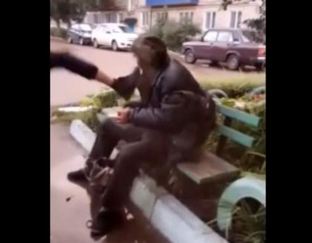 В Башкортостане школьники сняли на видео жестокое избиение бездомного