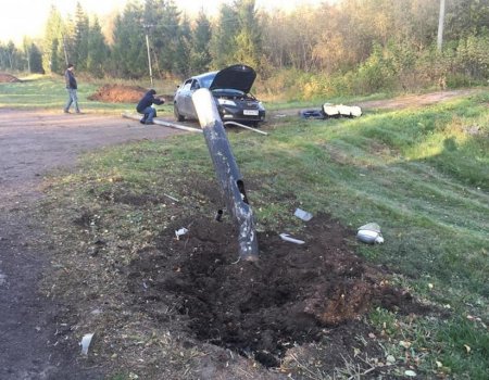 В Башкортостане автомобиль врезался в столб и опрокинулся, есть погибший