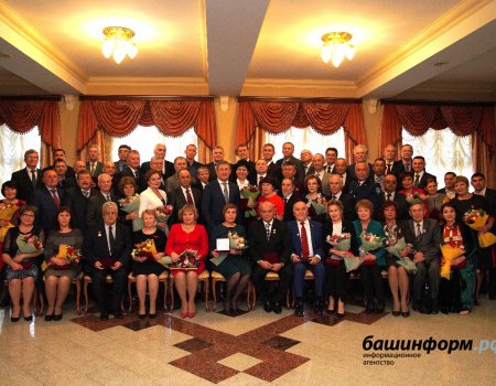 В Уфе Радий Хабиров вручил государственные награды в честь наступающего Дня республики