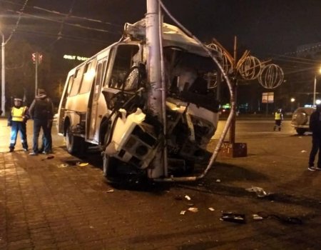 В Уфе столкнулись автобус «ПАЗ» и «ВАЗ-2109»: десять человек доставлены в больницу