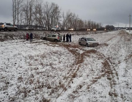 В Башкортостане на трассе автомобиль занесло на обочине и вынесло на встречку: погибла женщина