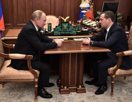 Правительство России во главе с Дмитрием Медведевым уходит в отставку