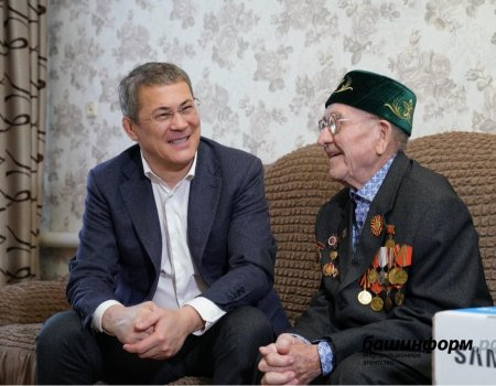 Радий Хабиров подарил 93-летнему ветерану телевизор, чтобы он смотрел башкирский хоккей