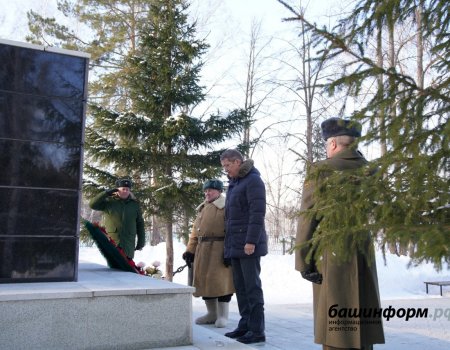 Радий Хабиров возложил венок на Братской могиле в Шафраново и подарил ветерану телевизор