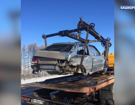 При лобовом столкновении на трассе в Башкортостане у одного из автомобилей вырвало задний мост