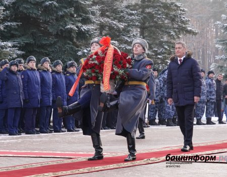 В Уфе руководство республики возложило цветы в парке Победы от всех жителей Башкортостана
