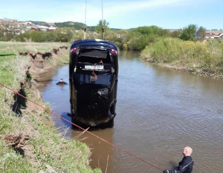 В Башкортостане из реки краном достали автомобиль: в салоне нашли трупы двух мужчин