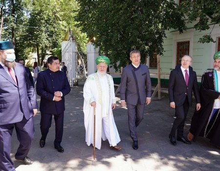 Радий Хабиров поздравил Талгата Таджуддина с 40-летием избрания Верховным муфтием России