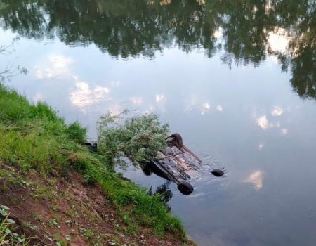 В Шакше в реку Уфимку с обрыва упал автомобиль