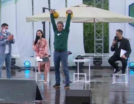 «Задор остался»: глава Башкортостана на форуме молодежи легко поднял две 16-килограммовые гири