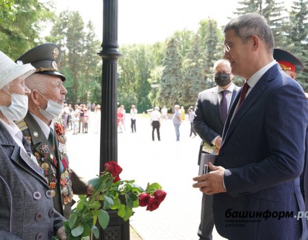 Глава Башкортостана от имени народа возложил цветы к памятнику труженикам тыла