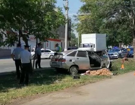 В Уфе «ВАЗ-2112» врезался в дерево и опрокинулся: погиб пассажир