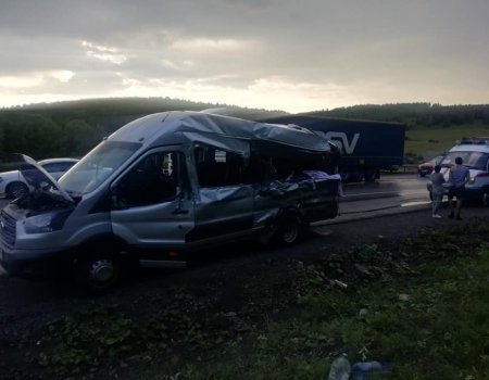 В Башкортостане при столкновении маршрутного автобуса с фурой погибли две пассажирки