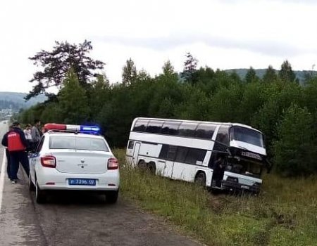 В Башкортостане автобус без тормозов с туристами скатился в кювет
