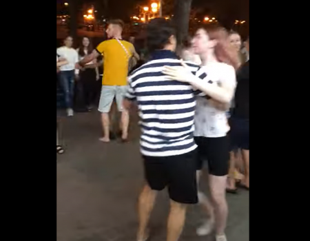 Иностранцы погружают жителей Уфы в атмосферу Фольклориады уличными танцами и песнями