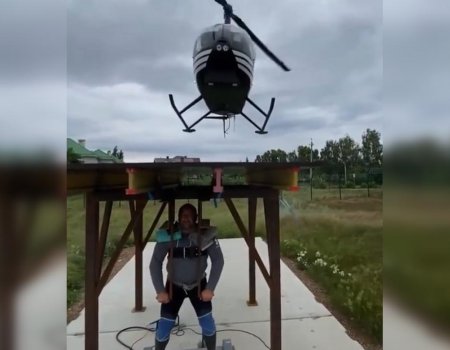Эльбрус Нигматуллин поднял вертолёт весом 1476 кг и установил рекорд