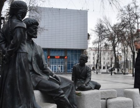 В День башкирского языка Радий Хабиров возложил цветы к памятнику Мифтахетдину Акмулле