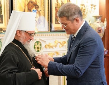 Радий Хабиров вручил главе Башкортостанской митрополии владыке Никону высокую госнаграду