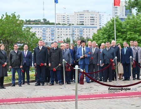 День России в Уфе начался с церемонии у Монумента Дружбы
