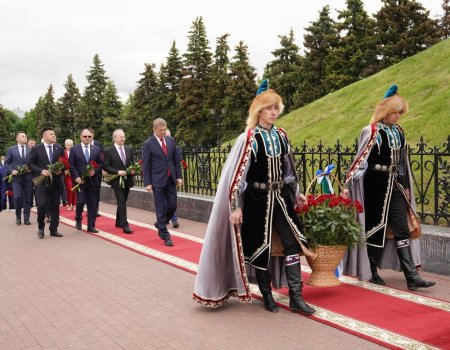 Радий Хабиров в День России возложил цветы к памятникам Шайхзады Бабича и Салавата Юлаева