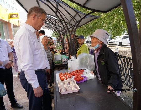 Радий Хабиров купил овощи у садоводов на уличном рынке в Стерлитамаке