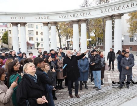 Автор памятника Шаймуратову провел экскурсию для уфимцев по Советской площади
