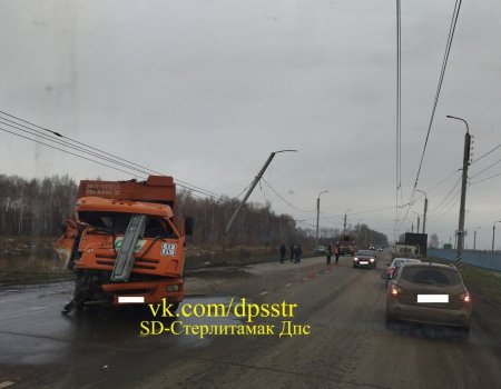 Уснул за рулем: в Башкортостане водитель мусоровоза въехал в электроопору
