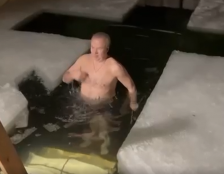 Премьер-министр Башкортостана опубликовал видео своего купания в крещенской купели