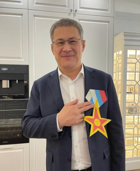 Глава Башкортостана показал подарок от сына в честь Дня защитника Отечества